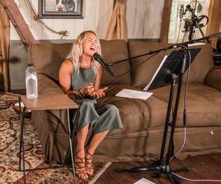 Carrie Underwood feet photo thumbnail