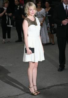 Michelle Williams feet photo thumbnail