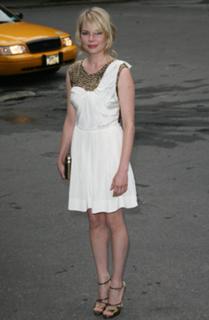 Michelle Williams feet photo thumbnail
