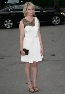 Michelle Williams feet photo thumbnail