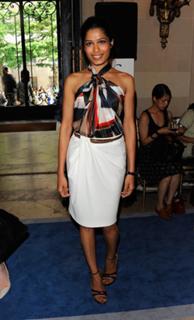 Freida Pinto feet photo thumbnail