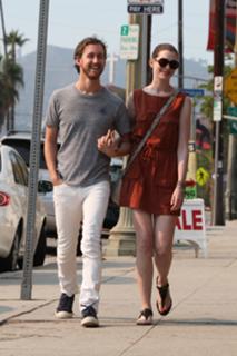 Anne Hathaway feet photo thumbnail