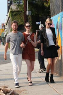 Anne Hathaway feet photo thumbnail