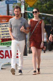 Anne Hathaway feet photo thumbnail