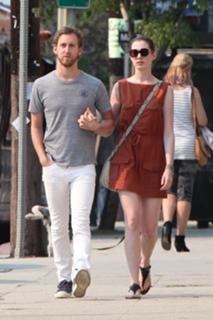 Anne Hathaway feet photo thumbnail