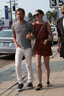 Anne Hathaway feet photo thumbnail