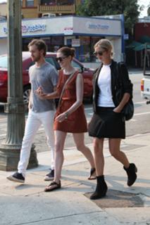 Anne Hathaway feet photo thumbnail