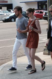 Anne Hathaway feet photo thumbnail