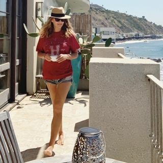 Daisy Fuentes feet photo thumbnail