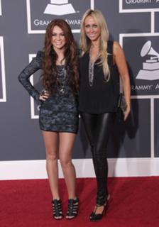 Miley Cyrus feet photo thumbnail