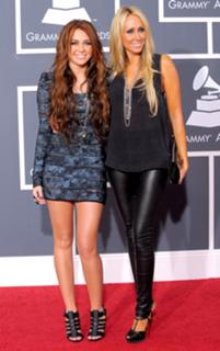 Miley Cyrus feet photo thumbnail