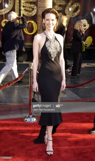 Hilary Swank feet photo thumbnail