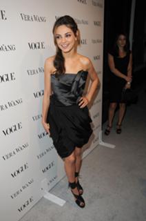 Mila Kunis feet photo thumbnail