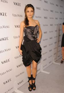 Mila Kunis feet photo thumbnail