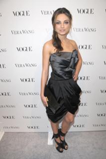 Mila Kunis feet photo thumbnail