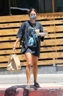 Vanessa Hudgens feet photo thumbnail