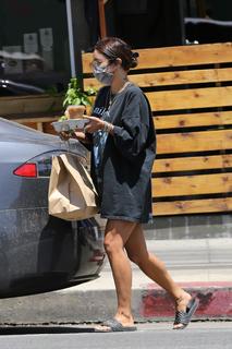 Vanessa Hudgens feet photo thumbnail