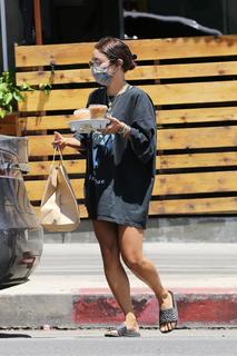 Vanessa Hudgens feet photo thumbnail