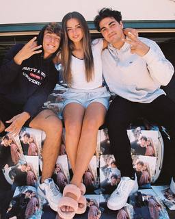 Addison Rae feet photo thumbnail