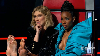 Delta Goodrem feet photo thumbnail