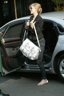 Rosamund Pike feet photo thumbnail