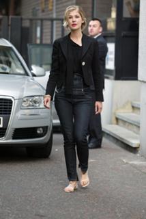 Rosamund Pike feet photo thumbnail