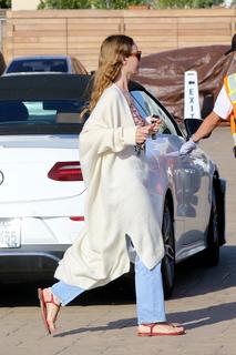 Leslie Mann feet photo thumbnail