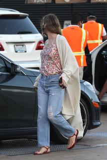 Leslie Mann feet photo thumbnail