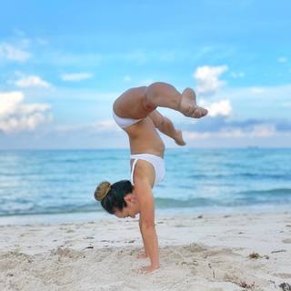 Kino MacGregor feet photo thumbnail