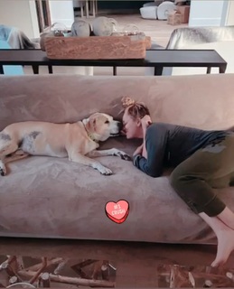 Kaley Cuoco feet photo thumbnail