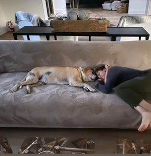 Kaley Cuoco feet photo thumbnail