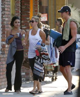 Vanessa Hudgens feet photo thumbnail