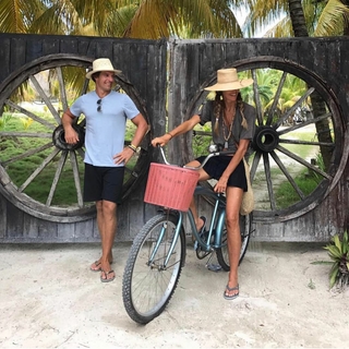 Elle Macpherson feet photo thumbnail