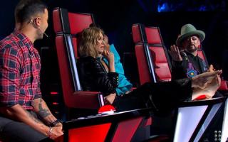 Delta Goodrem feet photo thumbnail