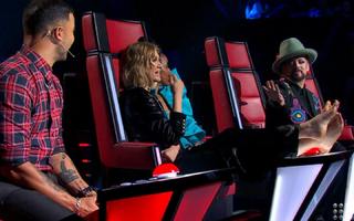 Delta Goodrem feet photo thumbnail