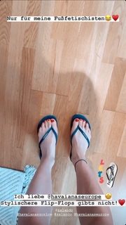 Lola Weippert feet photo thumbnail