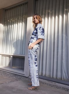 Brie Larson feet photo thumbnail