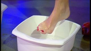 Denise Van Outen feet photo thumbnail