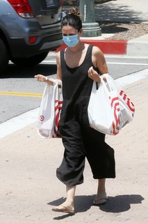 Rachel Bilson feet photo thumbnail