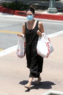 Rachel Bilson feet photo thumbnail