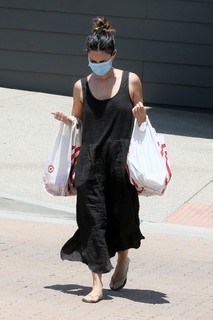 Rachel Bilson feet photo thumbnail