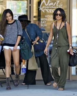 Vanessa Hudgens feet photo thumbnail