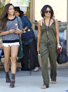Vanessa Hudgens feet photo thumbnail