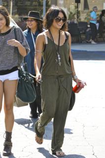 Vanessa Hudgens feet photo thumbnail