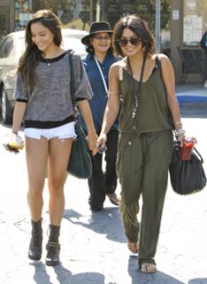 Vanessa Hudgens feet photo thumbnail