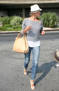 Cameron Diaz feet photo thumbnail
