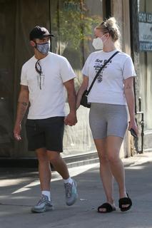 Sophie Turner feet photo thumbnail