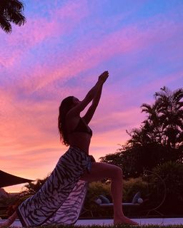 Isis Valverde feet photo thumbnail