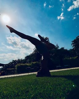 Isis Valverde feet photo thumbnail