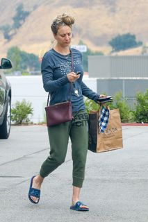 Kaley Cuoco feet photo thumbnail